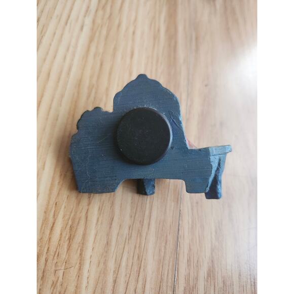 Lot of 2 Resin Handpainted Magnets Adirondack Chair Cat & Floral Basket Decor - Picture 5 of 7